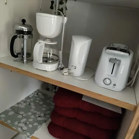 Les Hirondelles Arrest