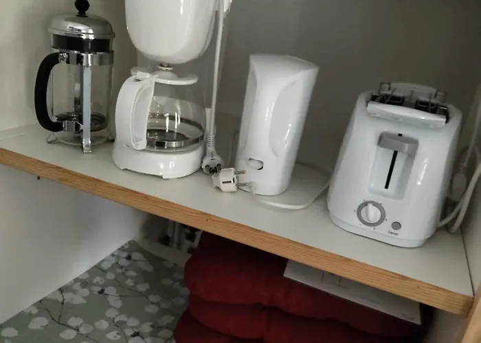 Les Hirondelles Arrest